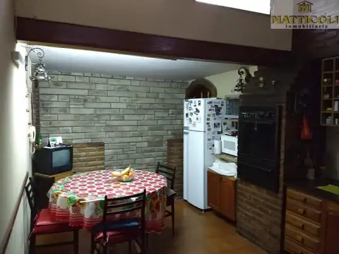 Casa 7 ambientes con 2 baños