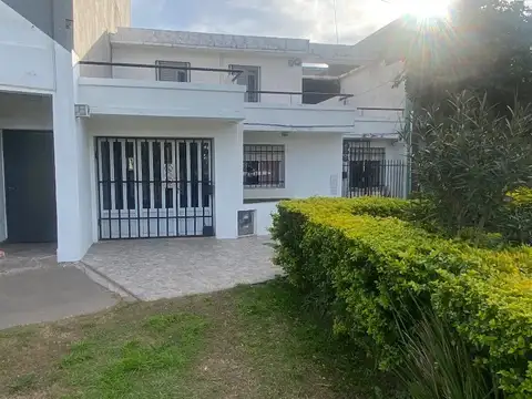 Hermosa casa 2 plantas, sobre Avenida San Lorenzo al 3100, Capitán bermudez