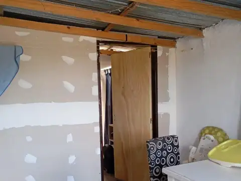 Casa de dos plantas a refaccionar en Merlo