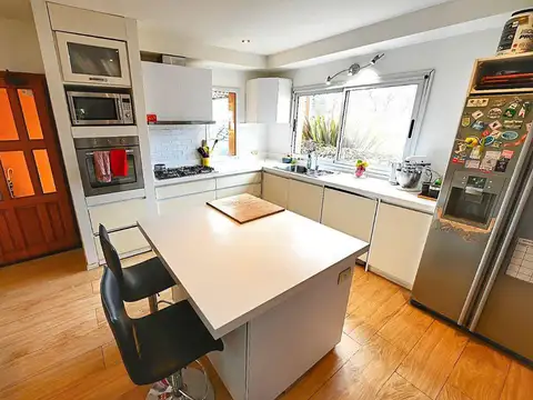 Casa en Venta con 4 cocheras