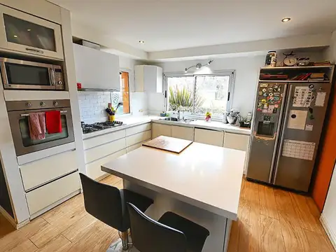 Casa 6 ambientes con 3 baños