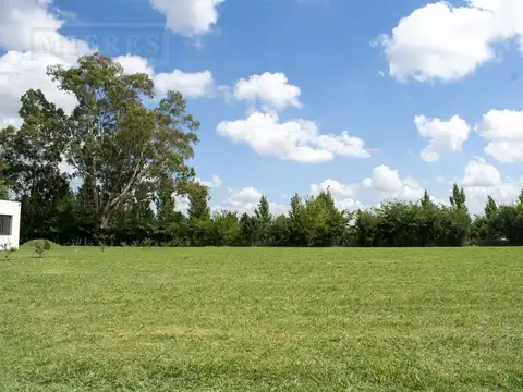 Lote perimetral a calle interna del barrio en Las Casuarinas del Pilar