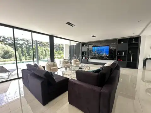 Casa 5 ambientes con 4 baños