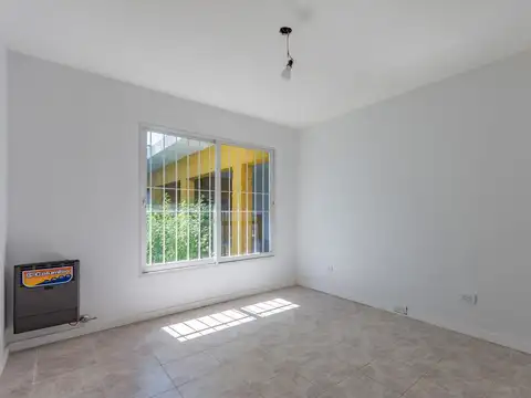 Casa al Frente - 3 Dormitorios - Cochera y Patio - Fisherton, Rosario