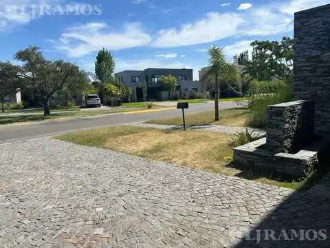 Casa en Alquiler con 2 cocheras