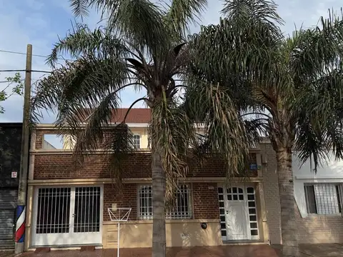 CASA 3 DORMITORIOS EN VENTA CON PATIO Y COCHERA