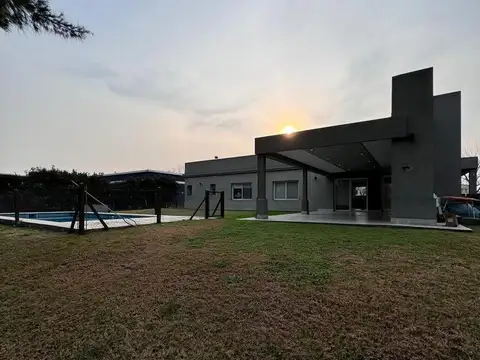 Casa 4 ambientes con 2 baños