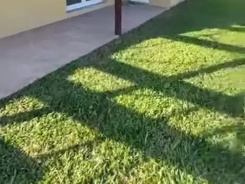 EN VENTA - CASA CON 2 DORMITORIOS A ESTRENAR - FUNES CITY