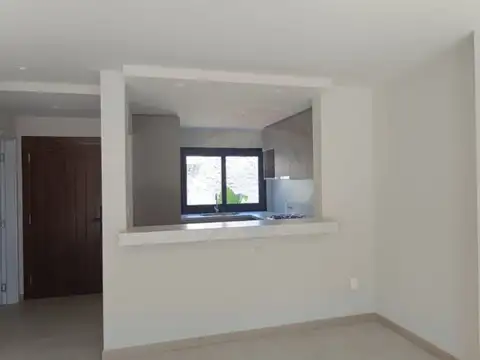 Casa en Alquiler con 2 cocheras