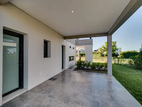 Casa en Venta con 3 cocheras