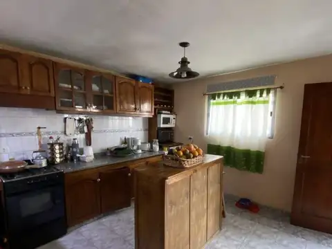 Casa 9 ambientes con 2 baños