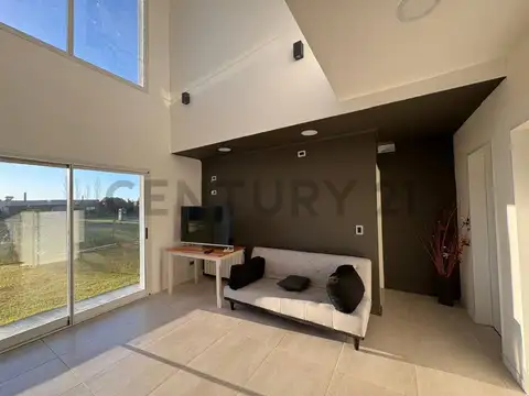 Casa en Alquiler con 2 cocheras