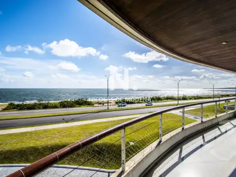 Vende apartamento de 3 dormitorios, con vista al mar desde su balcon con parrilla, en Mansa Punta del Este.