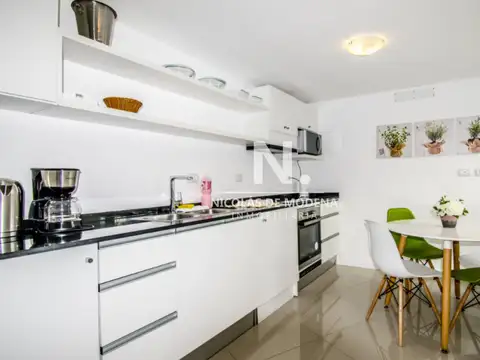 Vende apartamento de 3 dormitorios, con vista al mar desde su balcon con parrilla, en Mansa Punta del Este.