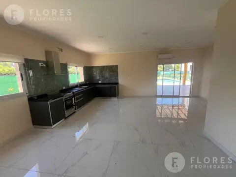 Flores Prop. Alquila Anualmente Casa en  Ayres Plaza