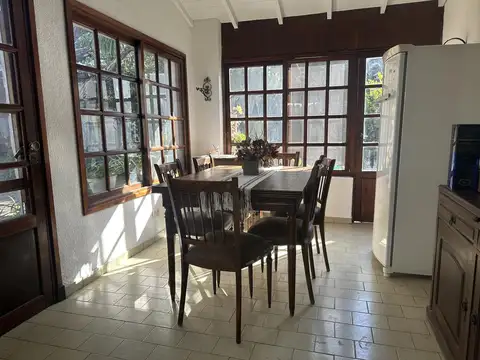 Casa en  Temperley 4 dormitorios con gran jardin