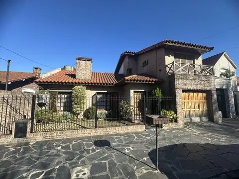 Casa en  Temperley 4 dormitorios con gran jardin