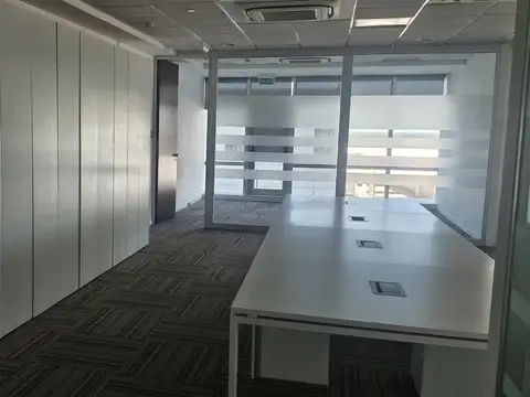 Oficina en Alquiler con 4 cocheras