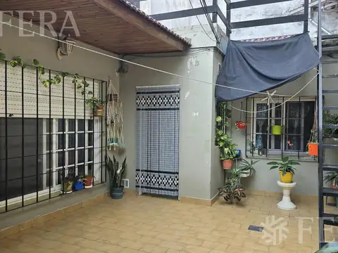 Venta casa 3 ambientes con patio en Monte Chingolo