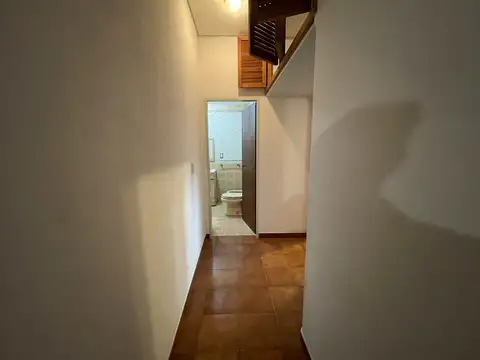 CASA CON LOCALES Y FONDO LIBRE EN VENTA