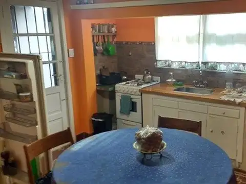 Chalet reciclado.Muy buen estado.Living comedor, 2 dormitorios, cocina, 2 baños, parque y garage