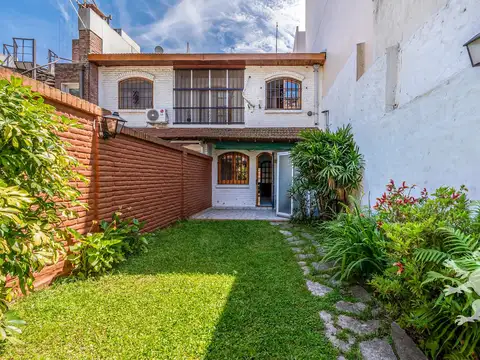 CASA - TRIPLEX - 4 AMBIENTES - JARDÍN - COCHERAS -SUITE - COGHLAN