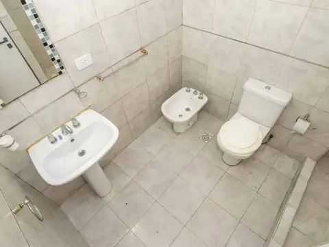 VENTA PH 2 AMBIENTES C/PATIO EN BERNAL OESTE