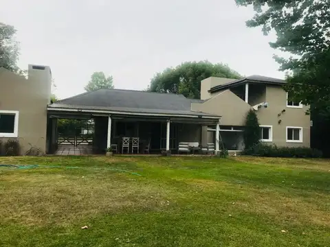 EXC CASA DE 5 AMB EN 2 PLANTAS, EN UN LOTE DE 2000 m2, 250 m2 cubiertos, ALTOS DE MANZANARES