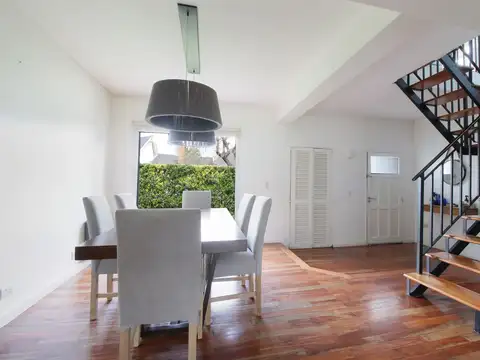 Casa 8 ambientes con 2 baños