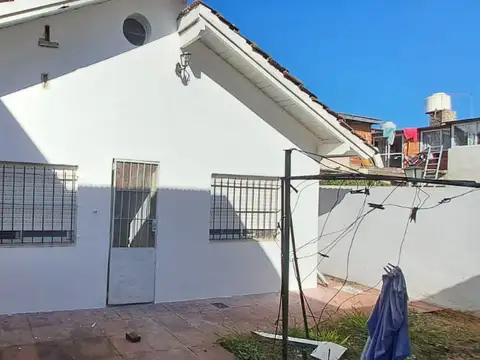 Casa amplia, cochera, parque y dependencia.