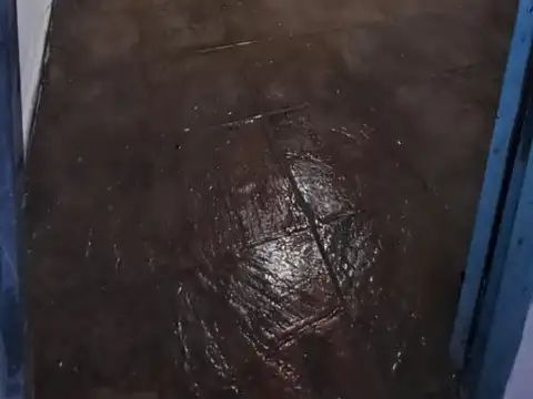 Casa amplia, cochera, parque y dependencia.