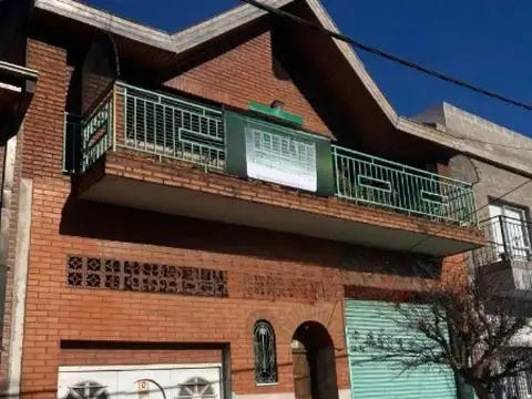 Casa en venta - 6 Dormitorios 5 Baños - Villa Lugano