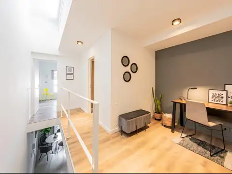 Dúplex estilo casa dentro de edificio 2 dormitorios mas comodín