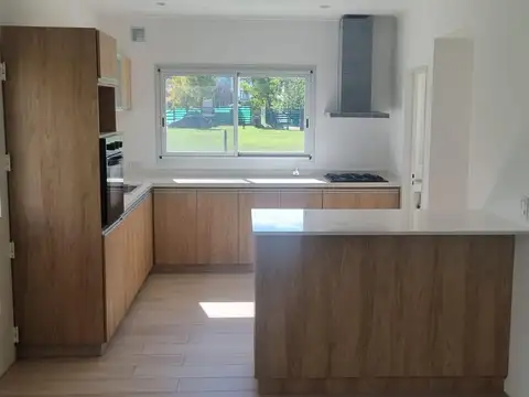 Casa 5 ambientes con 3 baños