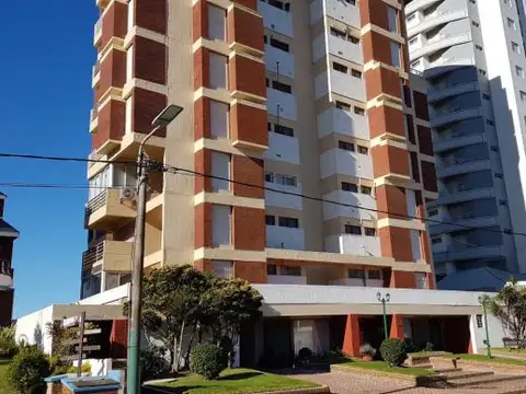 Departamento en venta en Zona Centro salida al mar y cochera