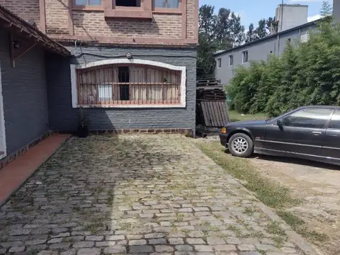 DOS GALPONES y CASA sobre Ruta 25.- Zona industrial