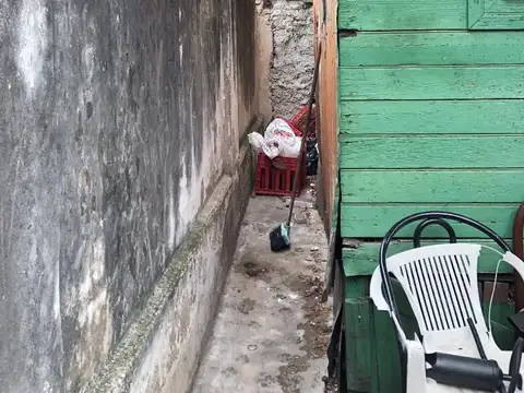 CASA EN VENTA EN POMPEYA DE 6 AMBIENTES SOBRE 8,66 X 26 MTS