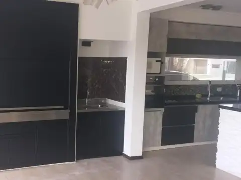 Hermosa casa a la laguna en venta Area 10 San Sebastian