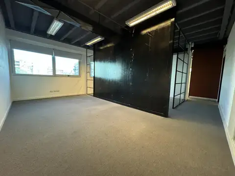 Venta con renta: Oficina 3 ambientes con cochera - Edificio corporativo - super luminosa