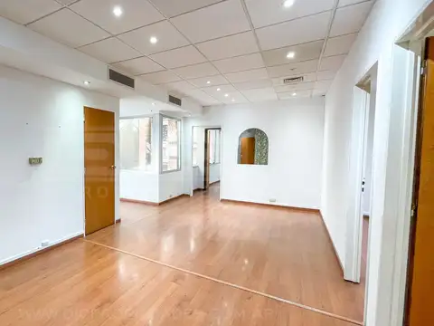 AV. DEL LIBERTADOR al 15600 entre VARELA JUA y DARIO RUBE