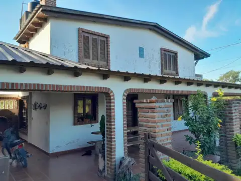 Casa en Venta con 3 cocheras