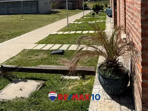 Vivienda de dos dormitorios en entorno verde.