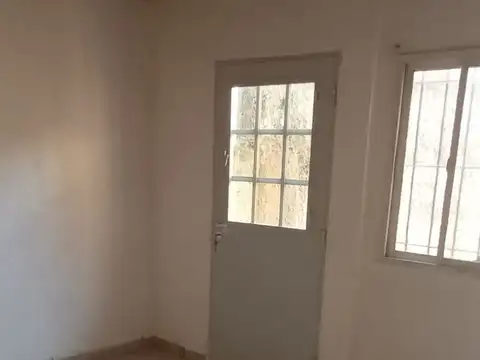 ALQUILER CASA AL FRENTE CON COCHERA