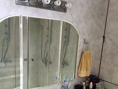 EN VENTA CHALET EN DOS PLANTAS DE 4 AMBIENTES EN EL PALOMAR; CUENTA CON AMPLIO FONDO - FICHA 8199