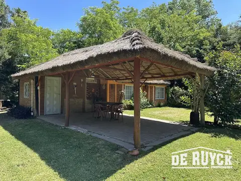 Casaquinta en barrio semicerrado Los Ombues, excelente ubicación en el barrio