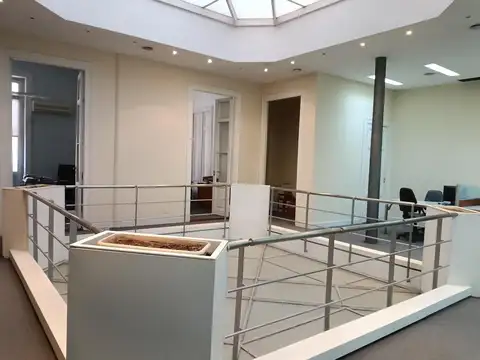 Oficina 5 ambientes con 4 baños