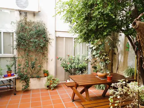 Casa en venta de pasillo 2 dormitorios con patio Republica de la Sexta