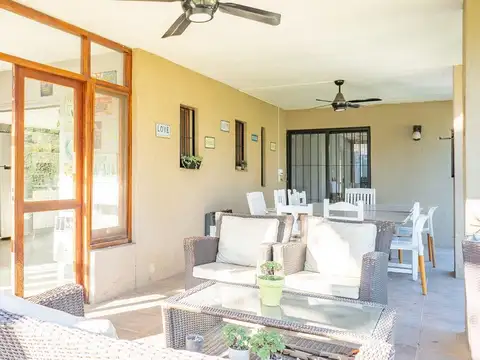 Casa 6 ambientes con 2 baños