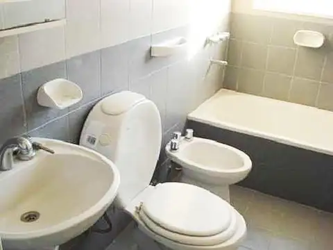 EXCELENTE DEPTO 2 AMBIENTES LUMINOSO C/ BALCÓN