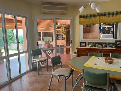 Casa 6 ambientes con 5 baños